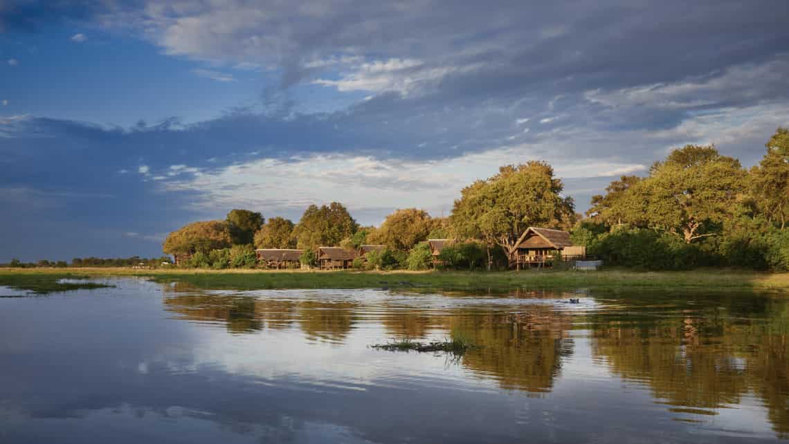 Blick von der Lagune auf die Belmond Khwai River Lodge, Khwai